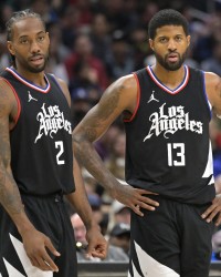 快船队史多次常规赛打出45+5板+5三分的球员：小卡、乔治